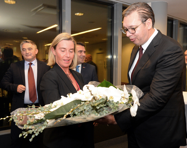 Опроштајна вечера у Бриселу: Могеринијевој орхидеје од Вучића